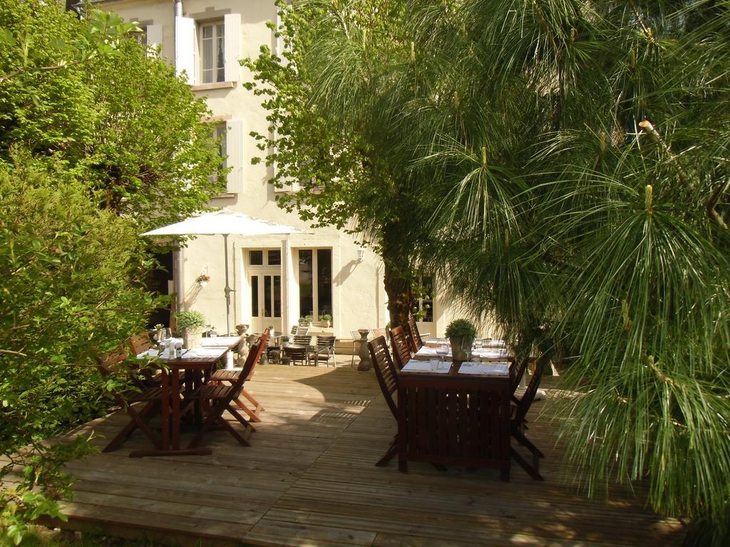 Hôtel De La Providence Egliseneuve-d'Entraigues Exterior foto